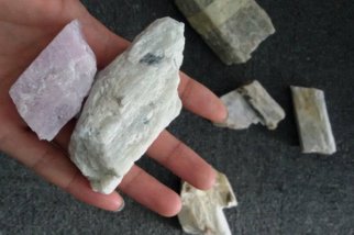 标准光源箱鉴别不同颜色的锂辉石