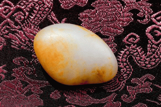 标准光源箱检定玉石颜色的差异